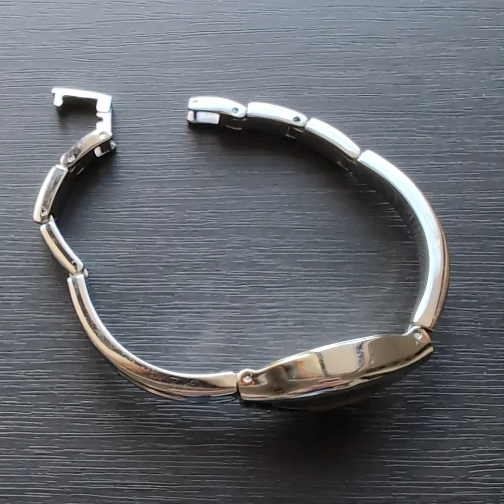 Armitron Diamond Now Women's Silver Tone Watch - NEW BATTERY!